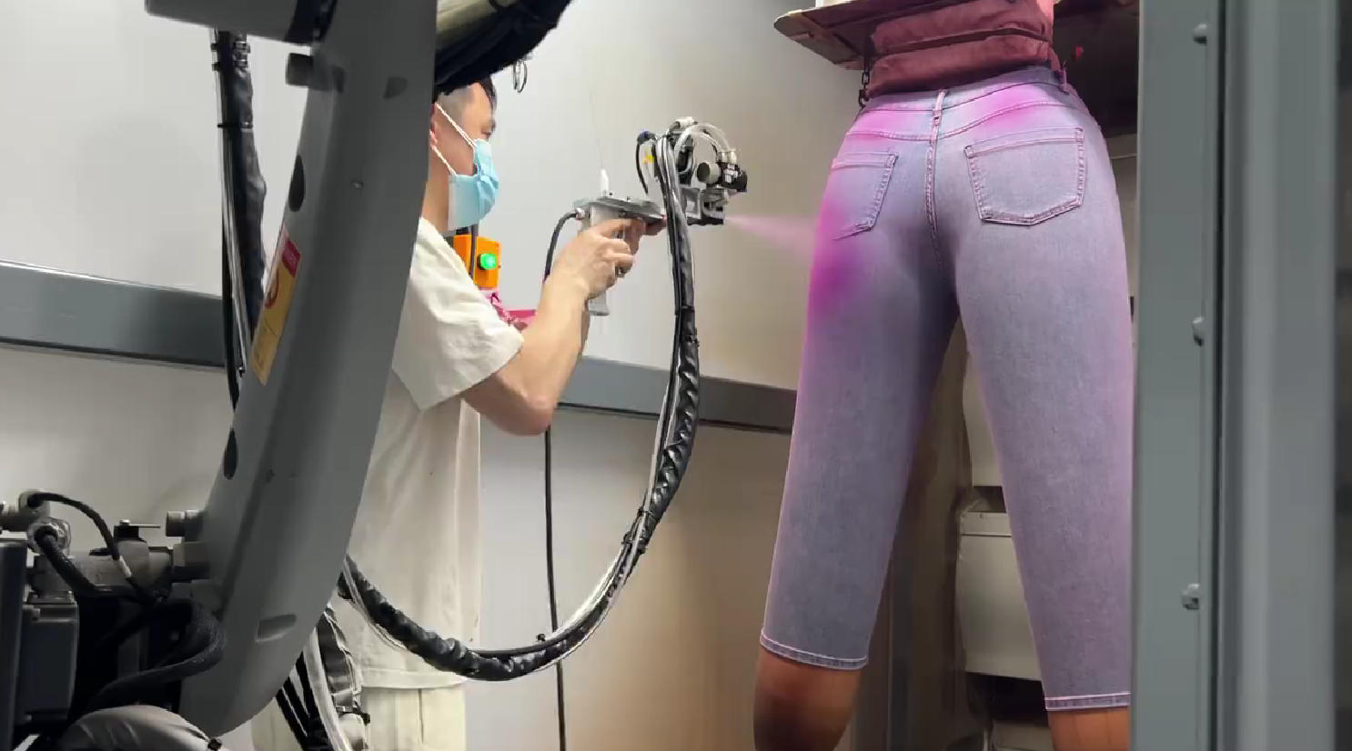 牛仔裤示教喷涂