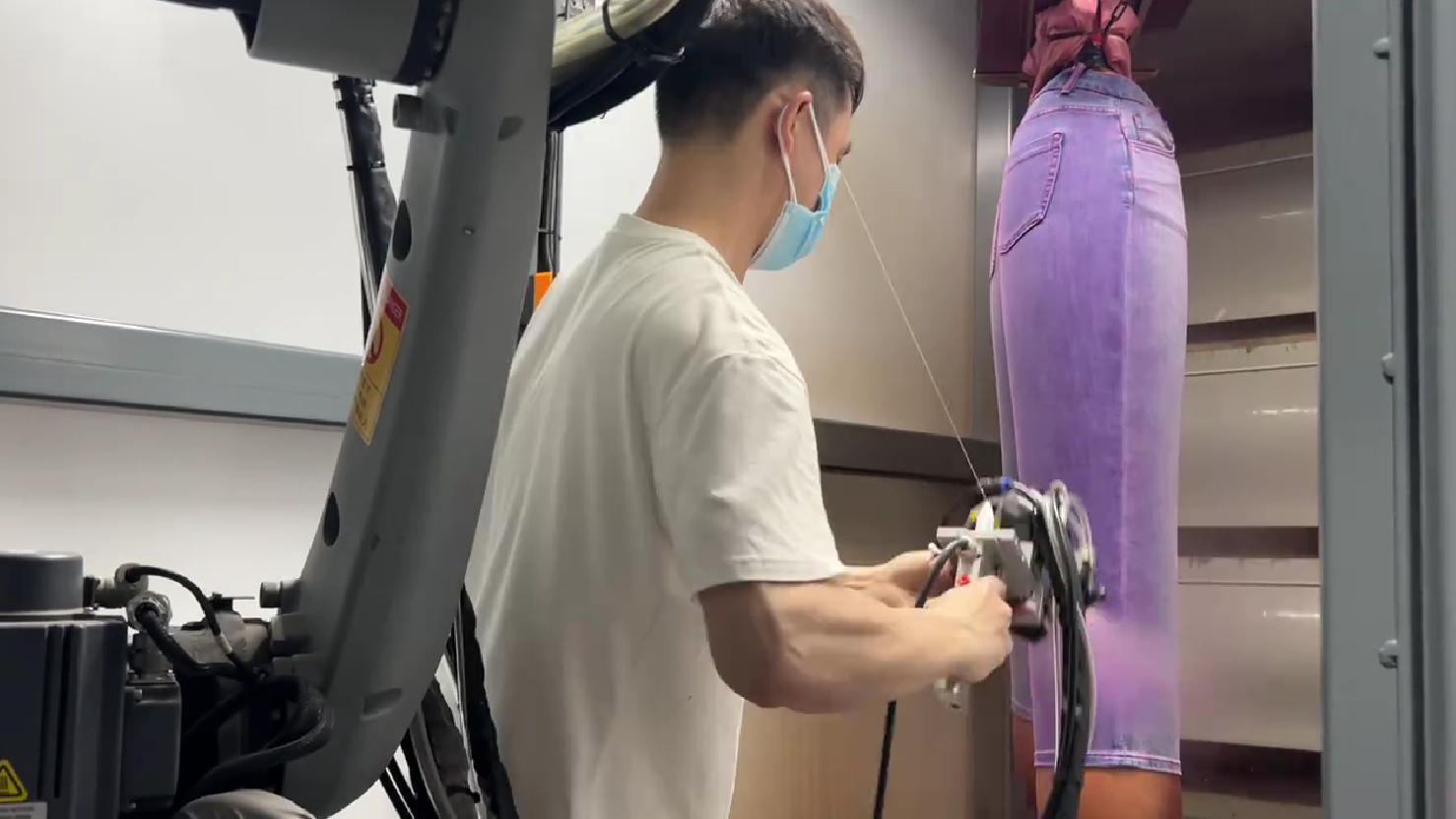 牛仔裤喷涂机器人